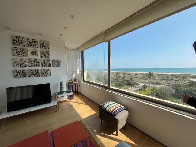 ¡Vistas al mar y relax total en El Saler! Piso reformado y luminoso