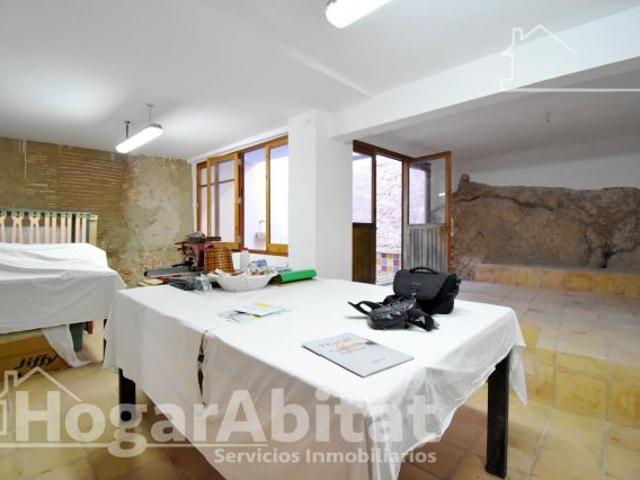 ¡VISTAS DESPEJADAS! ESPACIOSA CASA CON 3 TERRAZAS