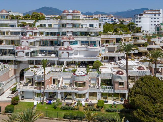 Vistas reales del mar y playa en una ubicación real frente a. 560m² Marbella