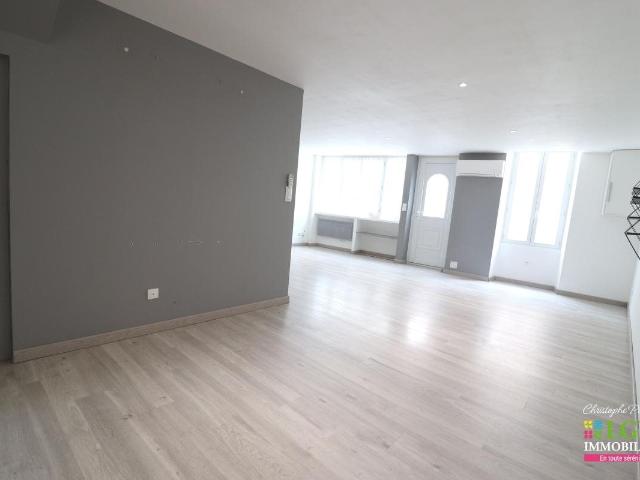VISAN 84 De beaux volumes pour cette maison de village d. 150m² Visan