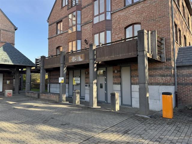 Visibilité XXL – Axe hyper fréquenté – 355 m² exploitables – Ancienne ING