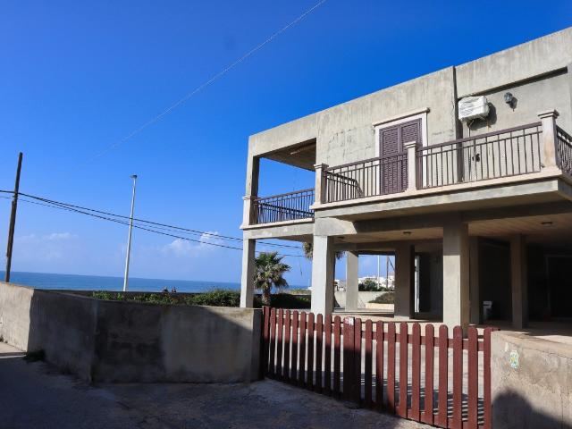Vittoria, la villa palafitta fronte mare 114m² Vittoria