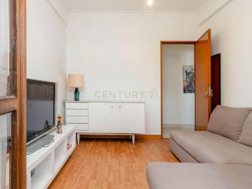 Viva no centro: T2 no Cacém com elevador e muita luz natural!