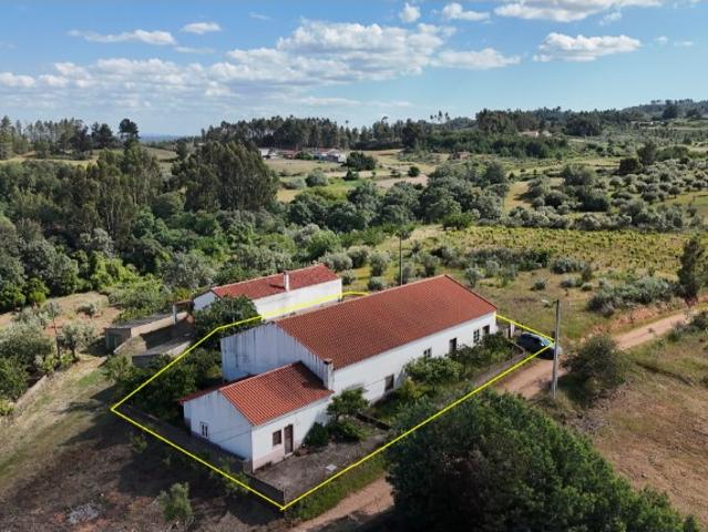 Viva o Sonho Português Moradia Térrea com Potencial de Expansão e 2,5 Hectares de Terreno em Quintas da Torre, Fundão