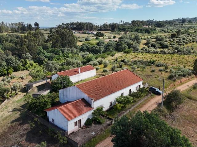 Viva o Sonho Português Moradia Térrea com Potencial de Expansão e 2,5 Hectares de Terreno em Quintas da Torre, Fundão