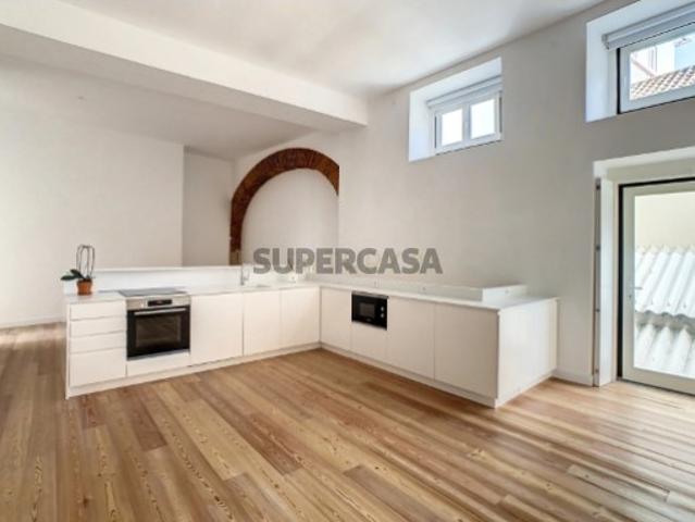 Viva o verdadeiro espírito de Lisboa Elegante T1+1 renovado no coração de Alfama
