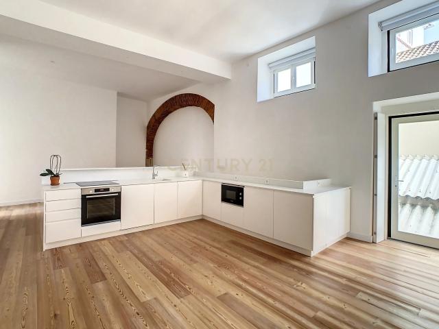 Viva o verdadeiro espírito de Lisboa — Elegante T1+1 renovado no coração de Alfama