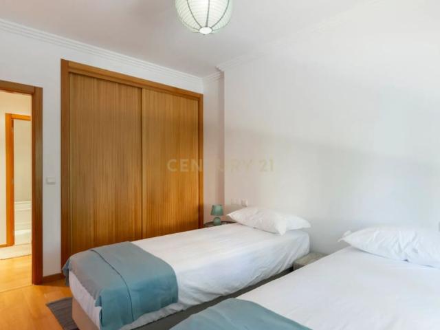 Viva com Conforto e Elegância em Paço de Arcos | T3 em condomínio com Piscina