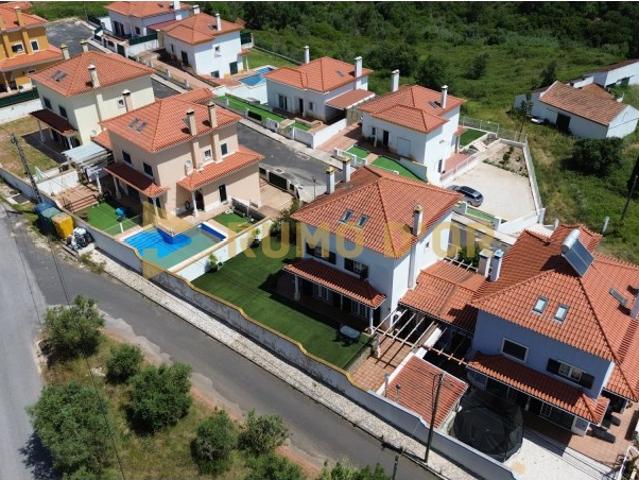 Viva com Conforto! Moradia T4 com Jardim e Espaço Exterior em Alenquer