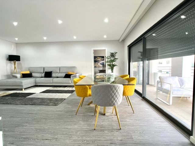 Viva com Elegância no Coração de Olhão — Apartamento Exclusivo com Piscina Privada!