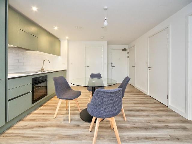 Viva Court, Kimpton Road, Luton 1 bed apartment to rent £1,325 pcm £306 pw
