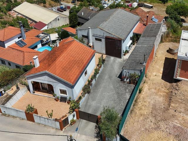 Moradia T3 com Pavilhão de 198 m² e Terreno de 976 m² | Fonte Grada, Torres Vedras