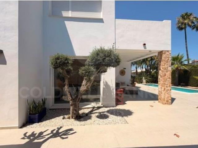 Viva el Mediterráneo con el máximo confort en esta exclusiva villa de alquiler