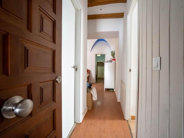 Viva el encanto histórico de Carmona. Bajo con patio para reformar en ubicación privilegiada