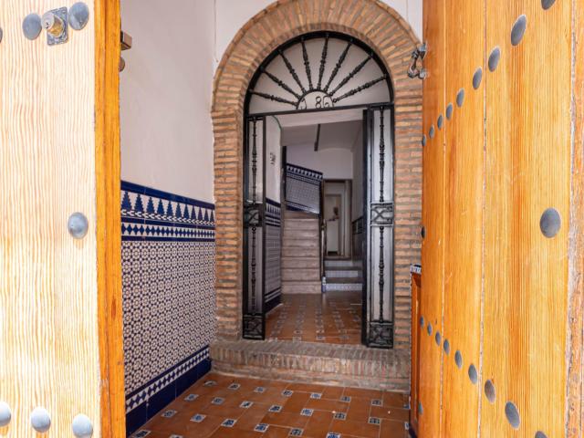 Viva el encanto histórico de Carmona. Bajo con patio para reformar en ubicación privilegiada