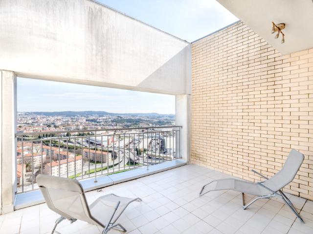 VIVA Stadium Residence Studios 16.20