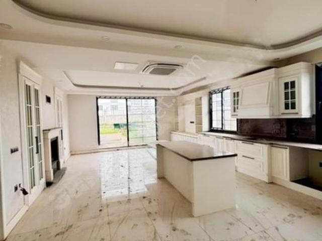 Vivadan 450 Evlerde Acil Satılık 6.5+1 Villa