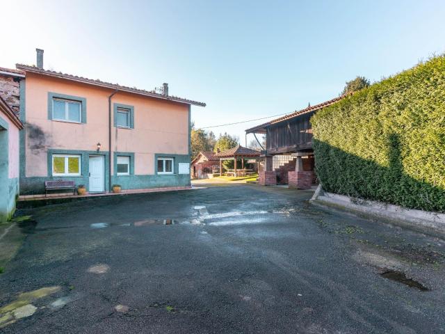 Vive o invierte en Asturias: casa con finca, piscina y ubicación estratégica