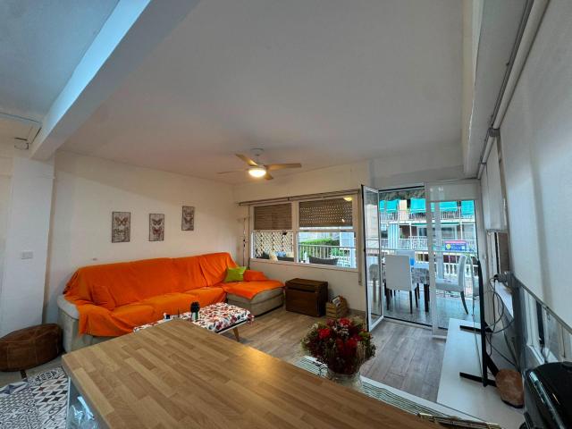 VIVE A 50 METROS DEL MAR TODO EL AÑO: Amplia vivienda de 4 dormitorios en Gran Playa con aparcamiento y terraza