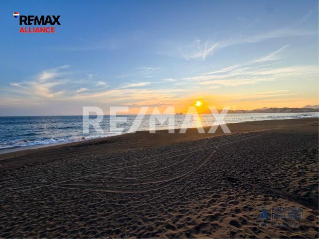 VIVE A PIE DE PLAYA, CON ALBERCA Y UNA VISTA DE ENSUEÑOS