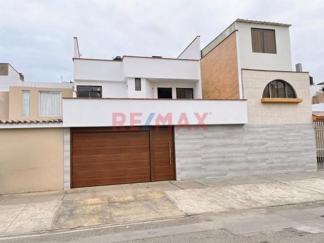 Vive A Un Paso De Todo, En Urb. Cedros De Villa Chorrillos!… En Moderna Y Acogedora Casa De 3 Pisos
