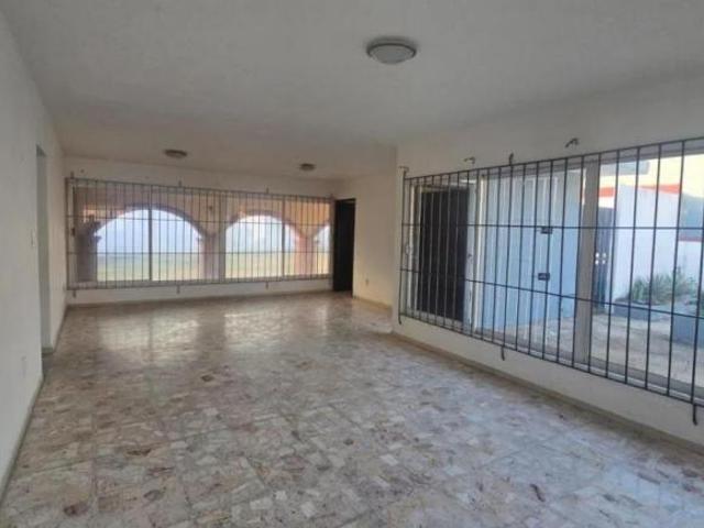 Vive a una cuadra del mar! Casa de un nivel con extenso jardín