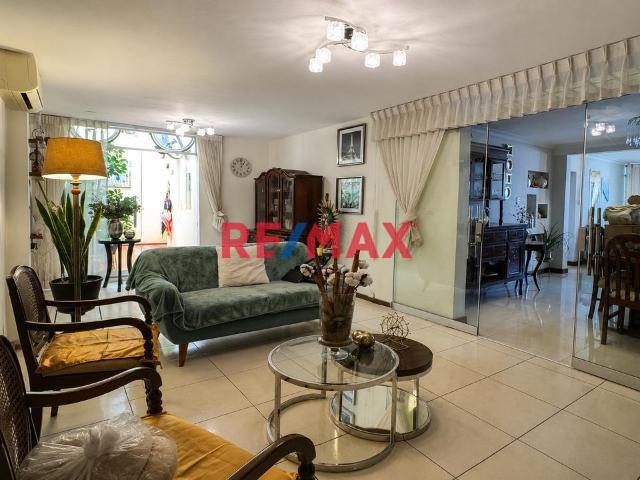Vive Con La Comodidad De Una Casa: Amplio Departamento En Primer Piso Con Terraza, Patio Y Cochera Frente A Parque!