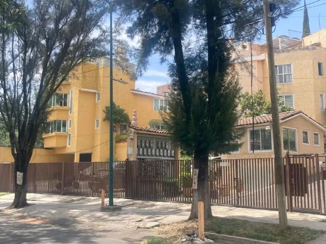 VIVE CON SEGURIDAD, AMPLITUD Y CON UNA UBICACIÓN PRIVILEGIADA EN LOMAS ESTRELLA 1a. SECCIÓN