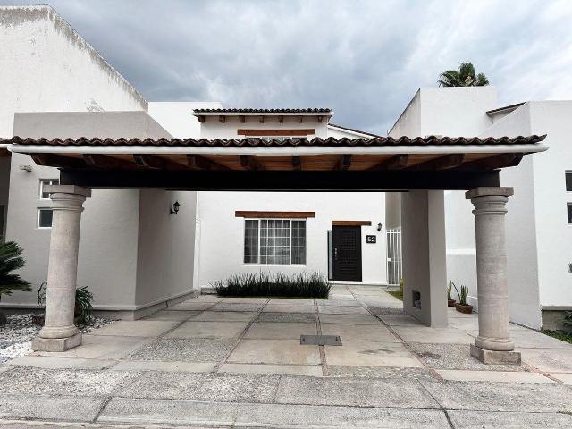 Vive con seguridad y estilo en El Pueblito | Casa en renta en Privada Bellavista