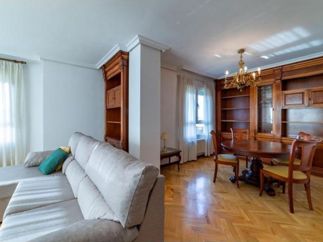 Vive en Armonía y Comodidad en Las Viñas: Piso en alquiler con fantásticas Vistas y Garaje