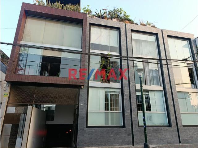 ¡Vive En Barranco! Departamento Triplex De 1 Dormitorio Con Hermosa Terraza Amoblada Y Cochera