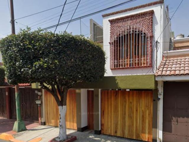 Vive en la Tranquilidad de Jardines del Sur: Residencia en Calle Cúpulas