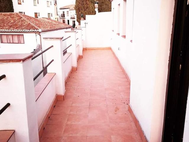 ¡Vive en las Alturas del Albaicín! Ático de 39m2 con Balcón y Vistas Espectaculares