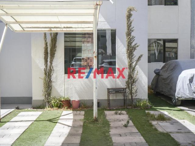 ¡Vive En Primer Piso Con Patios Propios! Departamento De 3 Dormitorios Y Cochera En Cerro Colorado!