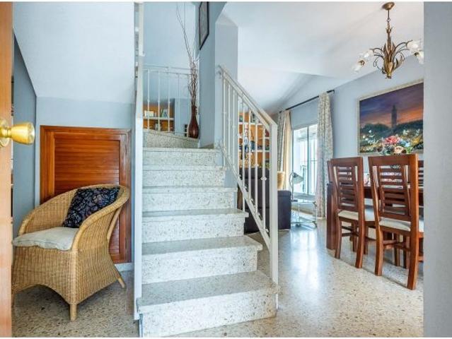 Vive en Simón Verde: Casa pareada con patio, garaje cubierto, piscina y el metro a un paso
