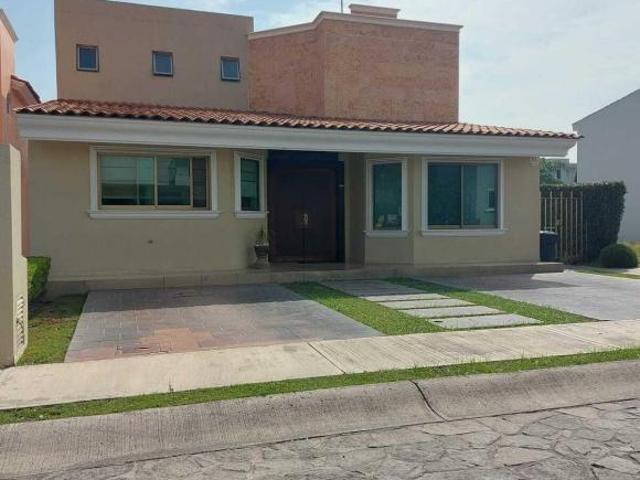 Vive frente al parque en Ciudad Bugambilia: casa en condominio con seguridad y alberca