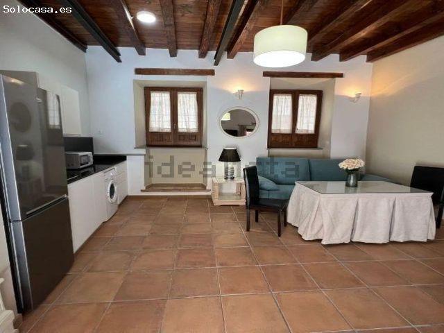 ¡Vive la experiencia de vivir en el corazón de Granada en un piso dúplex único en su estilo!