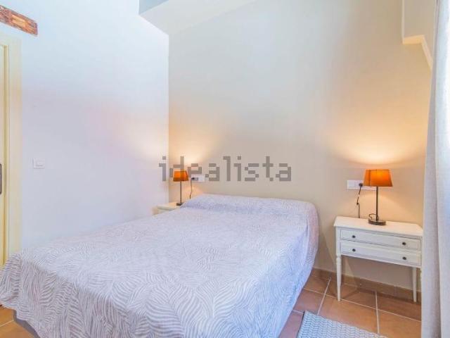 ¡Vive la experiencia de vivir en el corazón de Granada en un piso dúplex único en su estilo!