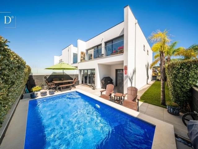 Vivenda moderna de 4 quartos com piscina e vistas para o cam. 163m² Guia