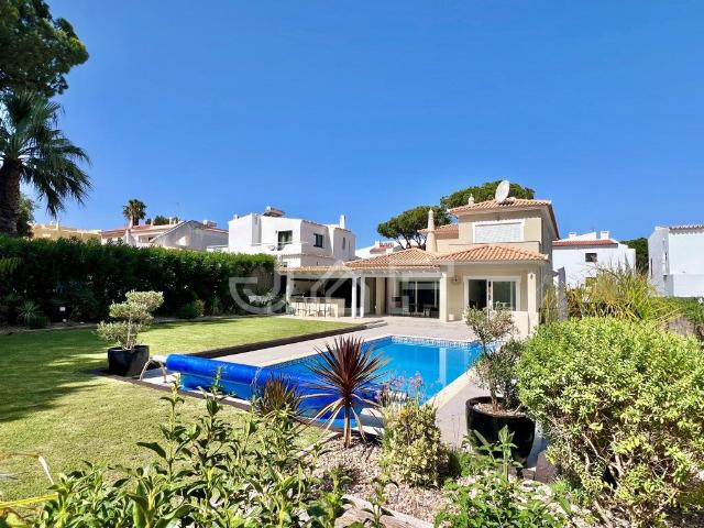 Vivenda frente golfe, lindamente renovada, com uma vida exte. 0m² Quarteira