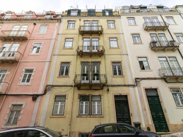 Viver na Lapa com espaço exterior | T3 remodelado 100m² Estrela