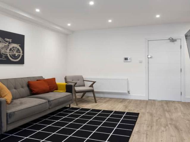 Vivian Avenue, Hendon, London NW4 3 bed flat to rent £2,750 pcm £635 pw