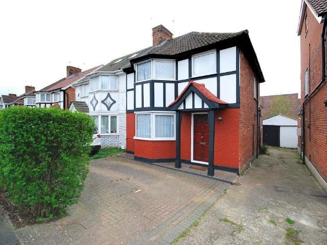 VIVIAN AVENUE, WEMBLEY, HA9 6RQ 4 bed semi detached house to rent £2,900 pcm £669 pw