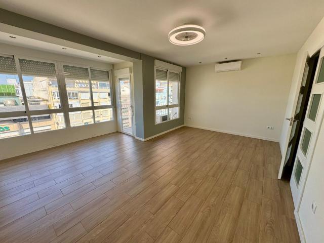 Vivienda totalmente reformada en pleno centro de Alicante con terraza y vistas panorámicas