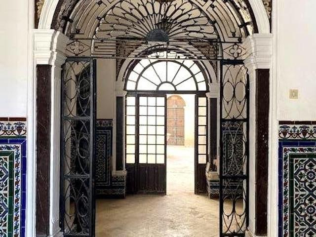 Vivienda tradicional con amplia fachada, suelos hidráulicos. 498m² Écija