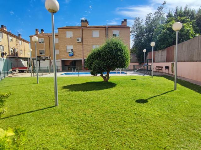 Vivienda Unifamiliar adosada de 134m2, distribuida en tres plantas. Garaje y piscina comunitaria
