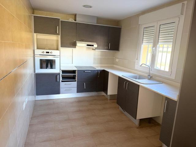 Vivienda Unifamiliar Adosada en El Rebollar de Requena ¡Lista para Entrar a Vivir!