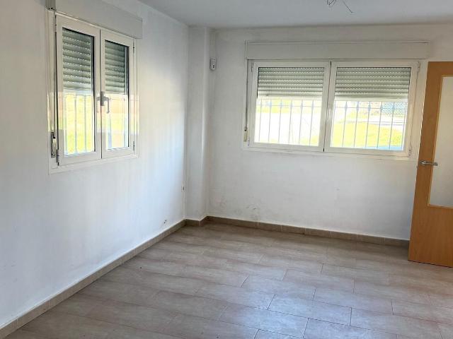 Vivienda Unifamiliar Adosada en El Rebollar de Requena ¡Lista para Entrar a Vivir!