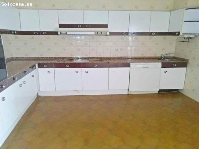 Vivienda unifamiliar en o Rosal con nave industrial