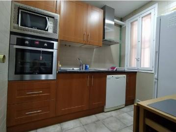Vivienda y local con salida a la calle en zona de Tirso de Molina y el Rastro